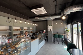 Торговое помещение 68 м² на 1-й линии | Большая парковка | Витрины