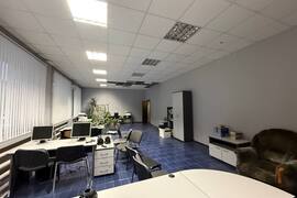 Торговая площадь / офис в аренду, 225 м², 1 этаж, свободная планировка, парковка
