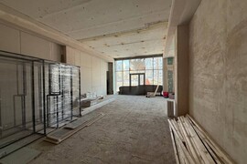 Стильное помещение 90 м² с панорамным остеклением