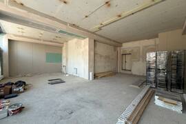 Стильное помещение 90 м² с панорамным остеклением