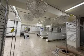 Торговое Помещение Склад 240 м²