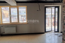 Торговая площадь 68,3 м², 1 линия, отдельный вход, реклама на фасаде
