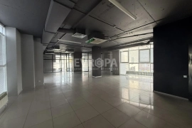Офис 295 м² в центре, потолки 3,7 м